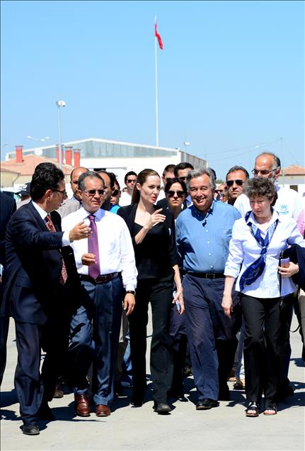 ANGELINA JOLIE, SURIYELI SIGINMACILARI ZIYARET ETTI