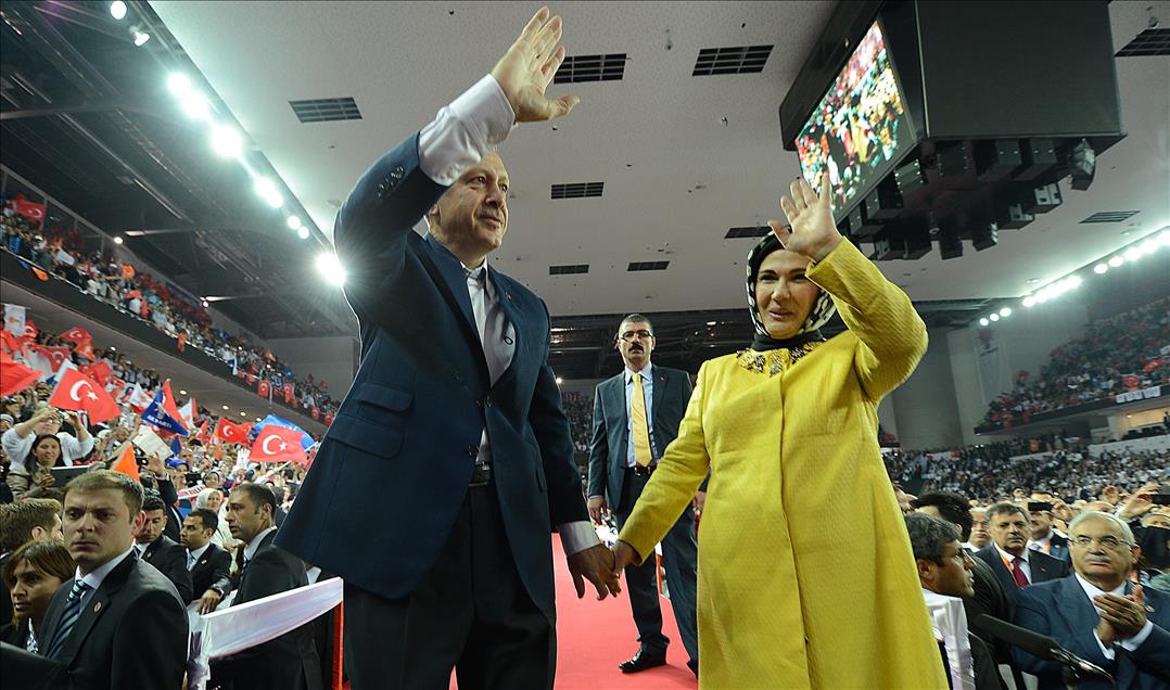 BASBAKAN ERDOGAN, KONGREDE ESI EMINE ERDOGAN ILE BIRLIKTE PARTILILERI SELAMLADI