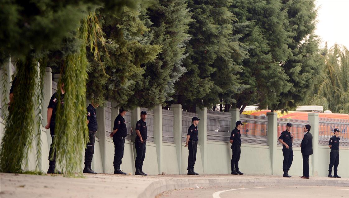 OZAL'IN MEZARININ ACILMASINA BASLANDI