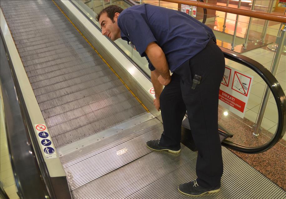 ''AVM'LERDE MERDIVENLER 15 DAKIKA YURUMEDI''