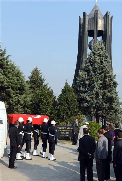 TURGUT OZAL TOPRAGA VERILIYOR