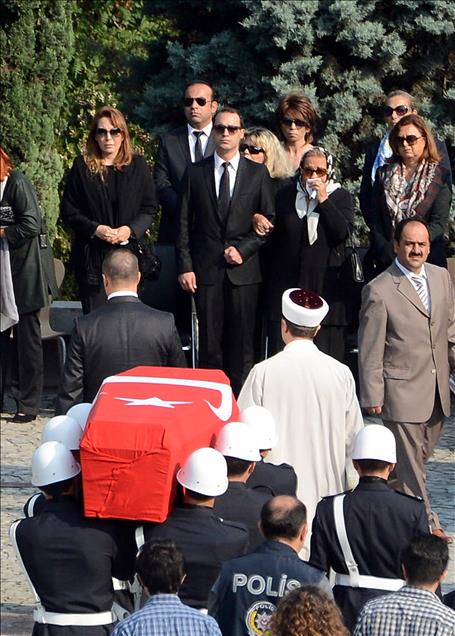 TURGUT OZAL TOPRAGA VERILIYOR