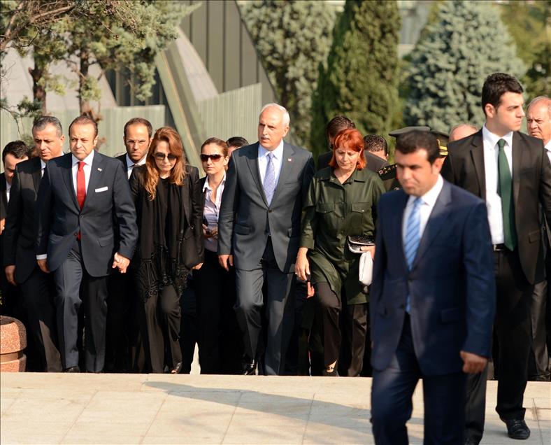 TURGUT OZAL TOPRAGA VERILIYOR