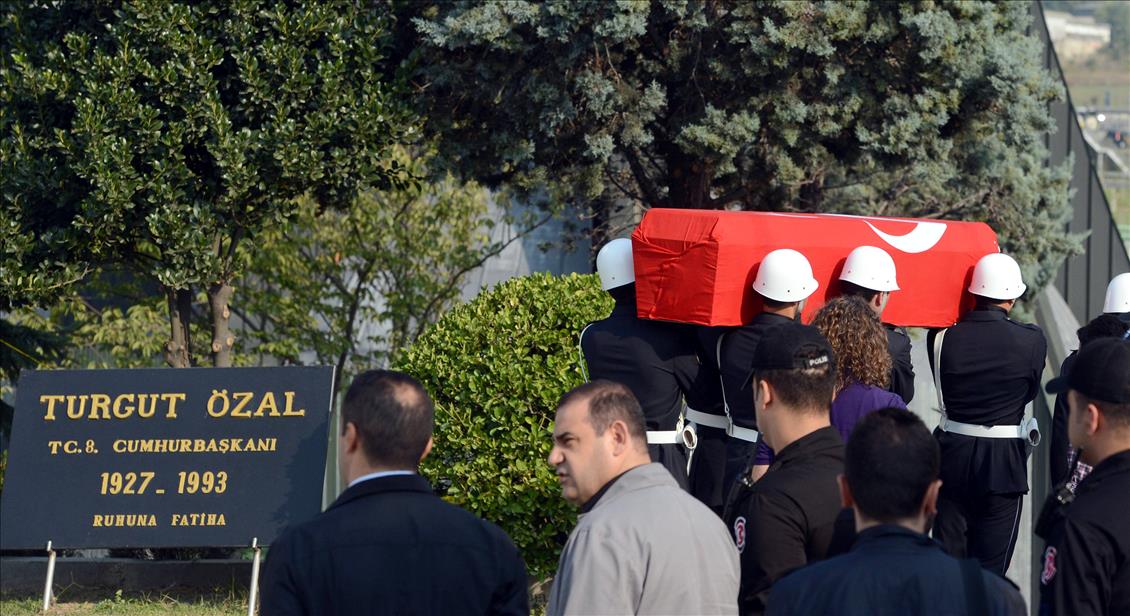 TURGUT OZAL TOPRAGA VERILIYOR
