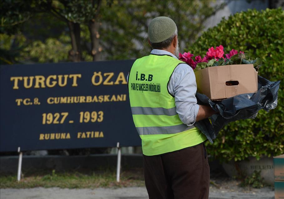 TURGUT OZAL TOPRAGA VERILIYOR