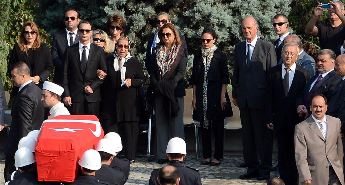 TURGUT OZAL TOPRAGA VERILIYOR