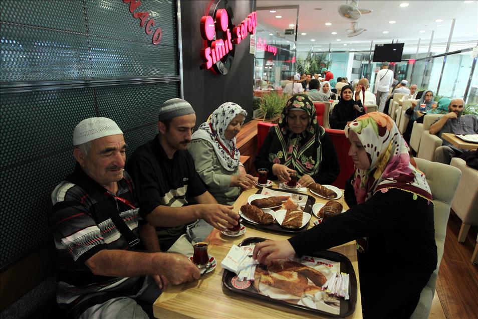 ISTANBUL'DAN MEKKE'YE SIMIT SERVISI