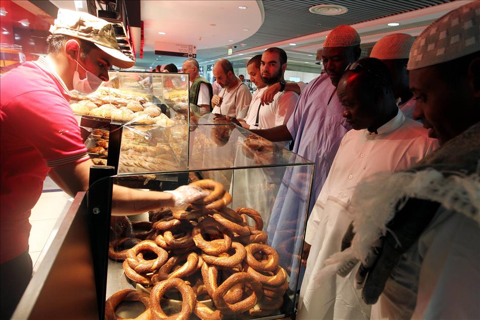 ISTANBUL'DAN MEKKE'YE SIMIT SERVISI