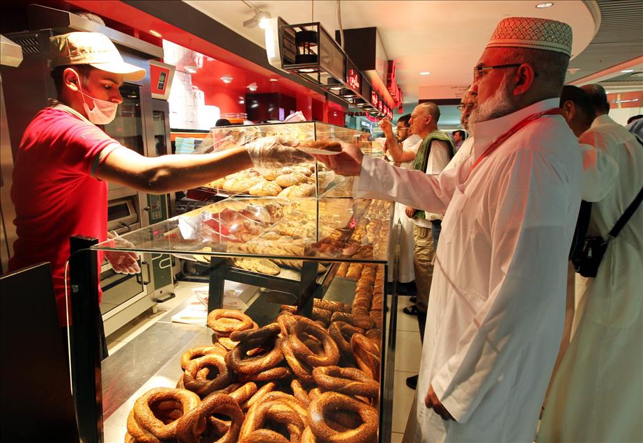 ISTANBUL'DAN MEKKE'YE SIMIT SERVISI