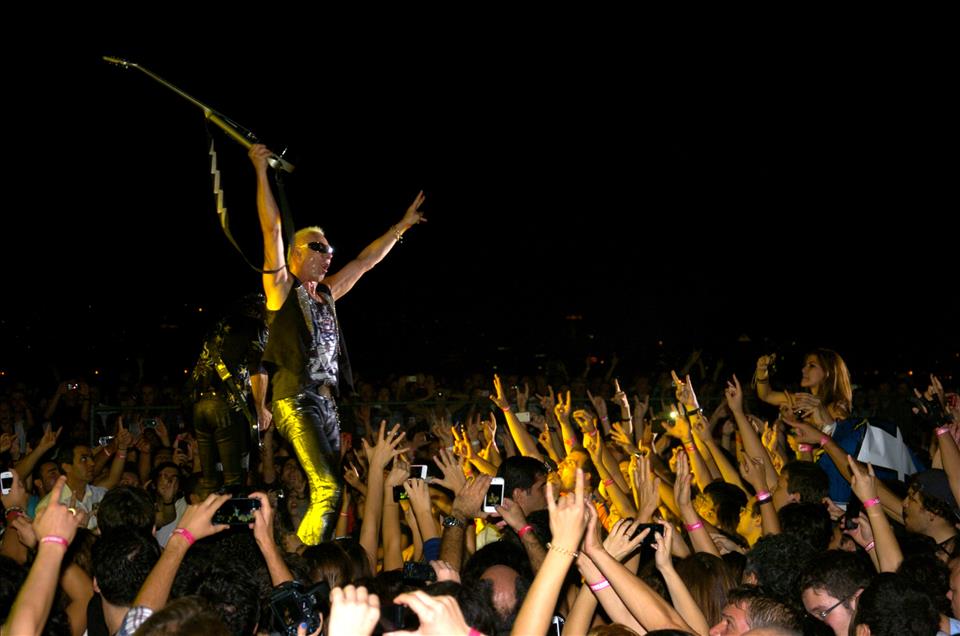 EFSANE GRUP SCORPIONS IZMIR'DE KONSER VERDI
