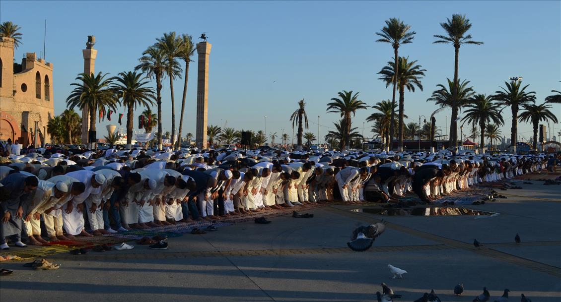 LIBYA'DA HALK BAYRAM NAMAZI ICIN CAMILERE AKIN ETTI