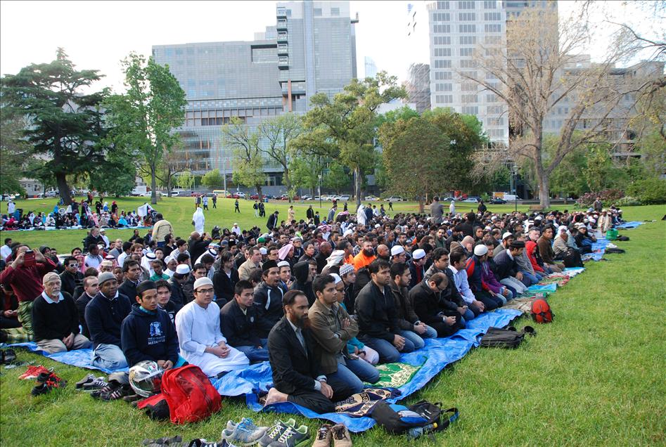 MELBOURNE'DA 2500 KISI BAYRAM NAMAZINI PARKTA KILDI