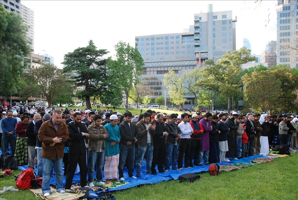 MELBOURNE'DA 2500 KISI BAYRAM NAMAZINI PARKTA KILDI