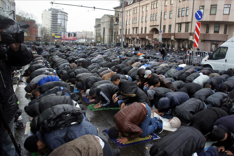 MOSKOVA'DA YAGMUR ALTINDA BAYRAM NAMAZI