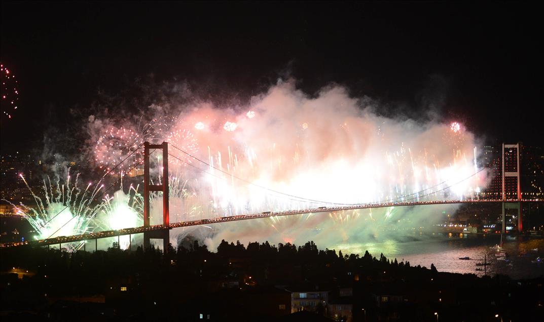 BOGAZ'DA ISIK VE HAVAI FISEK GOSTERISI  