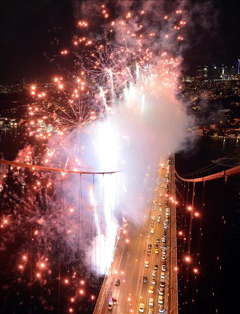 ISTANBUL BOGAZI'NDA HAVAI FISEK GOSTERISI 