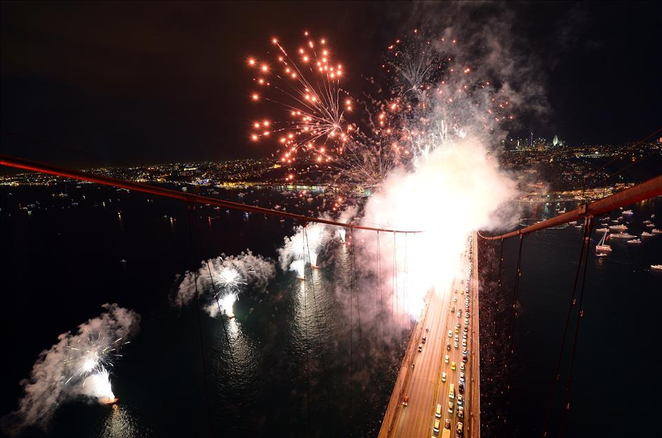 ISTANBUL BOGAZI'NDA HAVAI FISEK GOSTERISI 