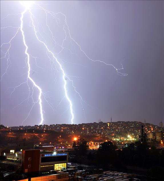 ISTANBUL'DA SIMSEKLI GECE