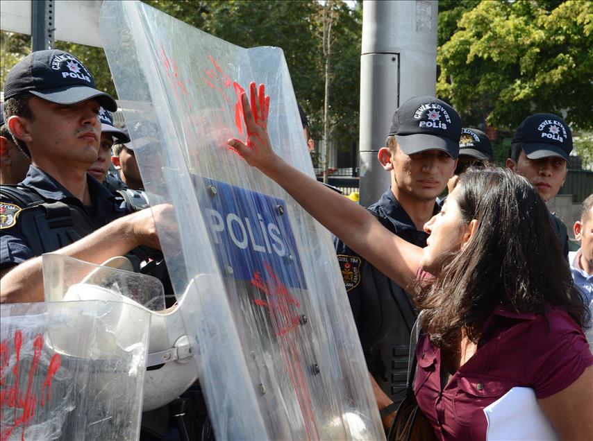 POLIS'TEN EYLEMCILERIN KIRMIZI BOYALARINA KAPLAMALI ONLEM
