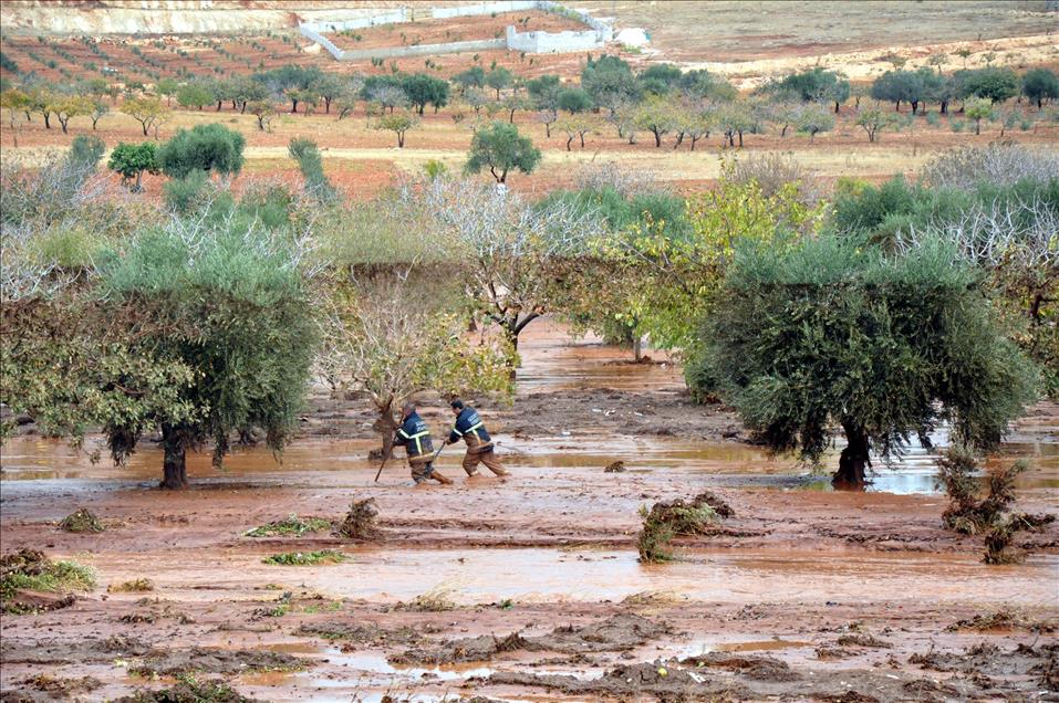 GAZIANTEP'TE YOLCU OTOBUSU VE OTOMOBILIN SEL SULARINA KAPILMASI