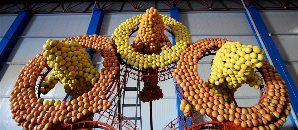 MERSIN CADDELERI NARENCIYEYLE RENKLENIYOR
