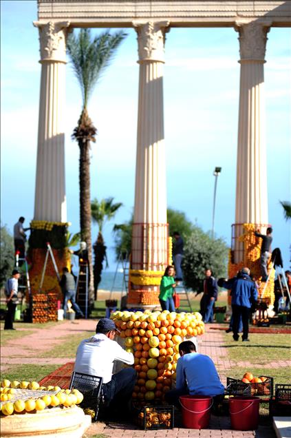 MERSIN CADDELERI NARENCIYEYLE RENKLENIYOR