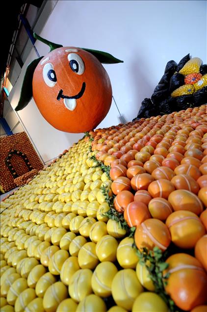 MERSIN CADDELERI NARENCIYEYLE RENKLENIYOR