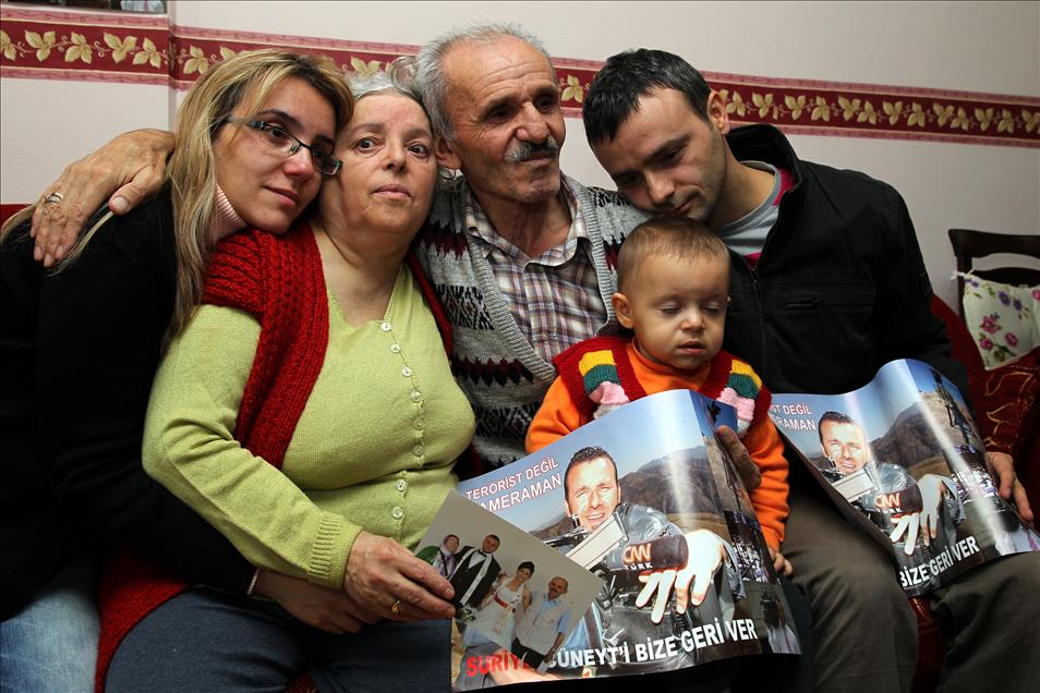 SERBEST BIRAKILAN GAZETECI CUNEYT UNAL'IN AILESI'NIN SEVINCI