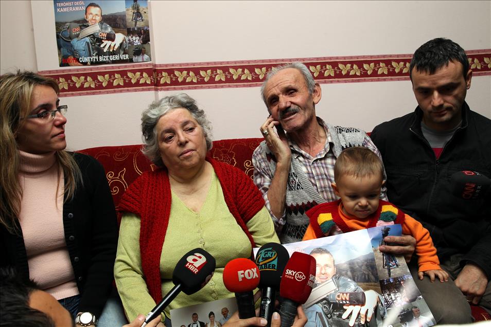 SERBEST BIRAKILAN GAZETECI CUNEYT UNAL'IN AILESI'NIN SEVINCI