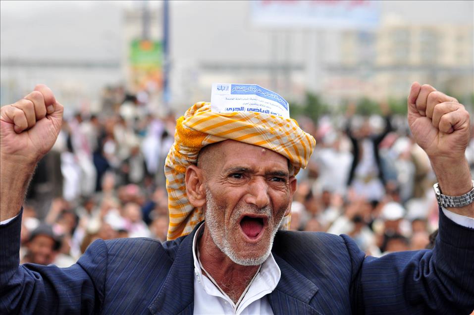 YEMEN'DE MUHALIFLER CUMA GOSTERILERINDE EKONOMIK KRIZI PROTESTO