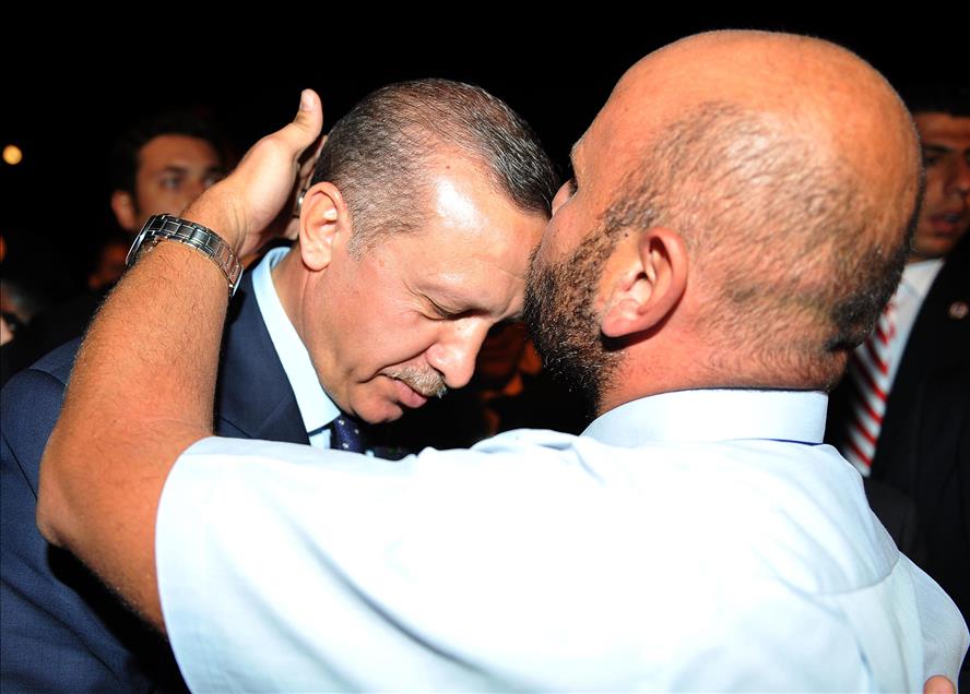 LIBYALI BIR VATANDAS, BASBAKAN ERDOGAN'I ALNINDAN OPTU