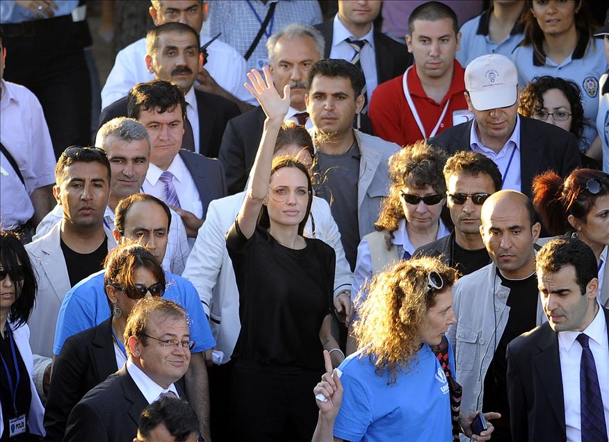 ANGELINA JOLIE, ALTINOZU CADIRKENTINDEN AYRILDI