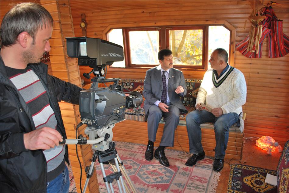 KAVAK AGACINDAKI TV STUDYOSU GORENLERI SASIRTIYOR