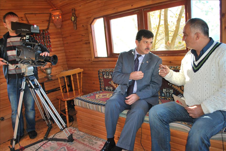 KAVAK AGACINDAKI TV STUDYOSU GORENLERI SASIRTIYOR