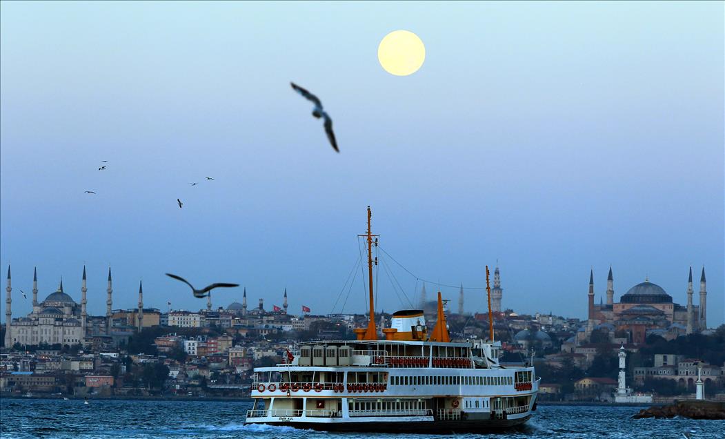 ISTANBUL'DA DOLUNAY