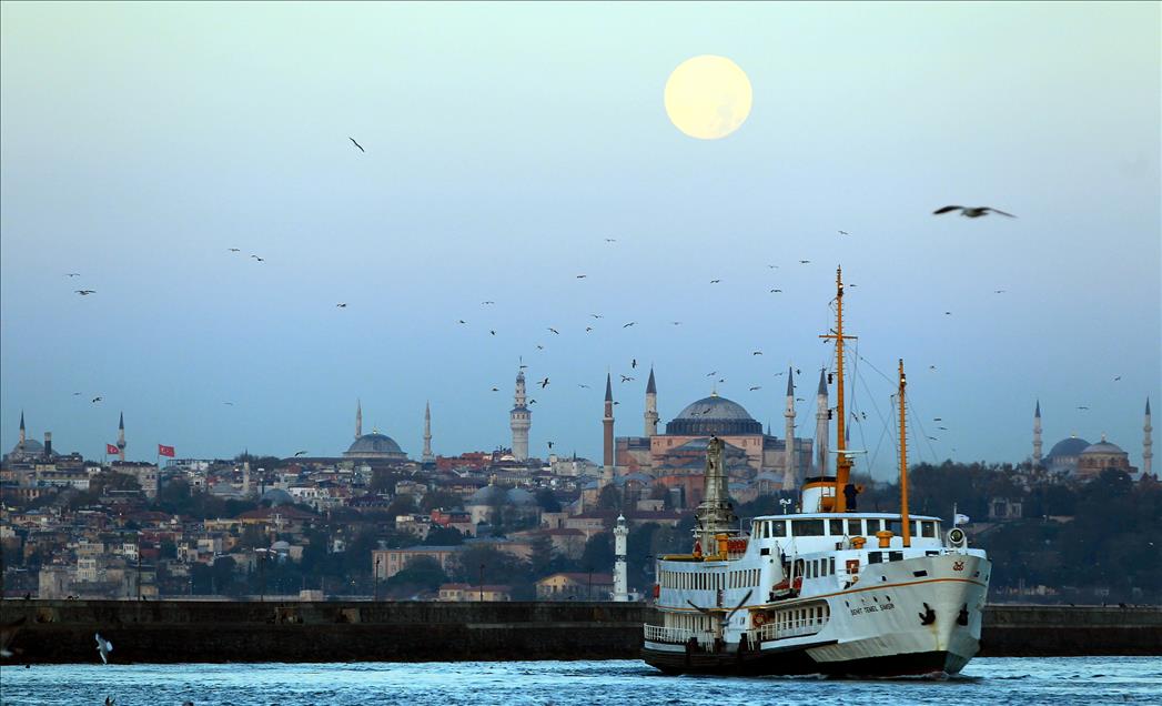 ISTANBUL'DA DOLUNAY