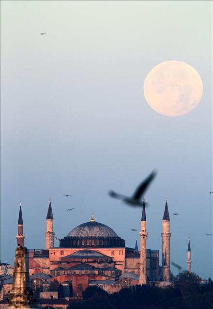 ISTANBUL'DA DOLUNAY