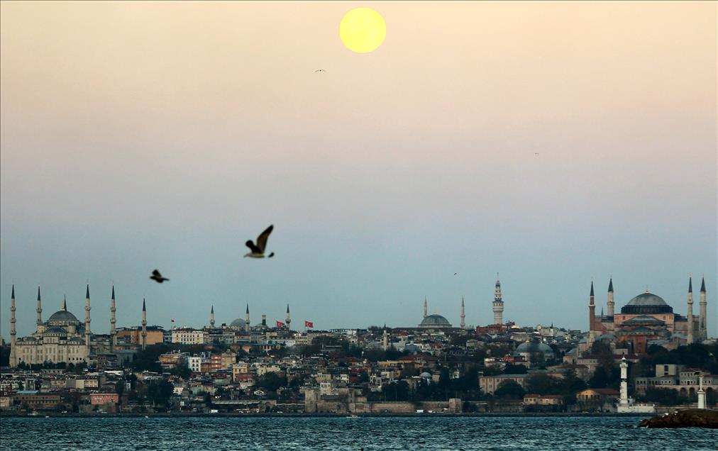 ISTANBUL'DA DOLUNAY
