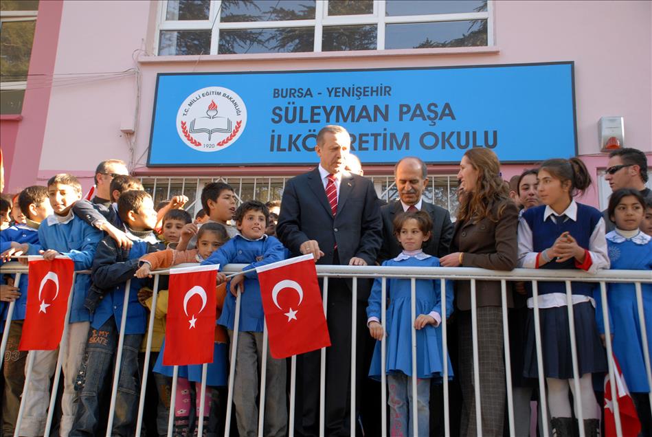 BASBAKAN ERDOGAN BURSA'DA OGRENCILERLE FOTOGRAF CEKTIRDI