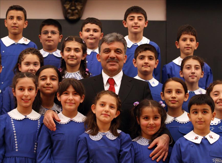 CUMHURBASKANI GUL, COCUKLARI AGIRLADI
