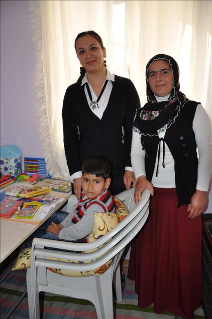 ENGELLI COCUGA DEVLET EL UZATTI