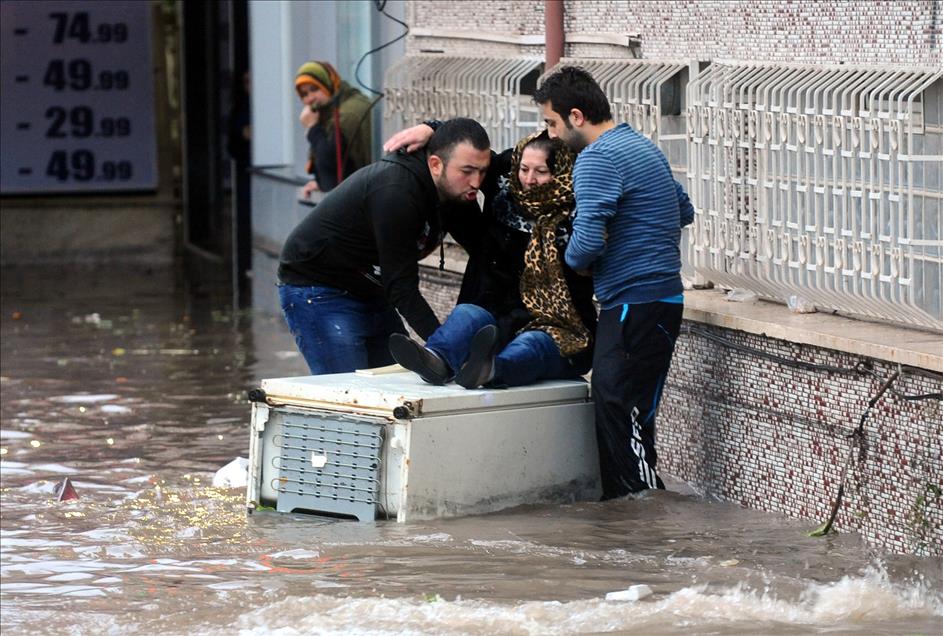 IZMIR'DE ETKILI OLAN SAGNAK YAGIS