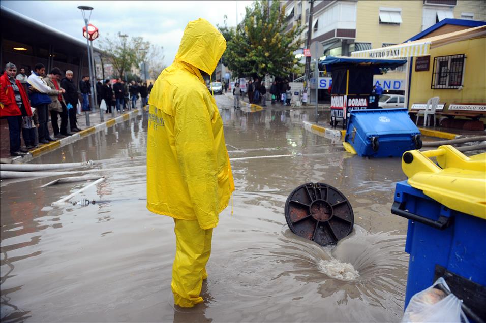 IZMIR'DE ETKILI OLAN SAGNAK YAGIS
