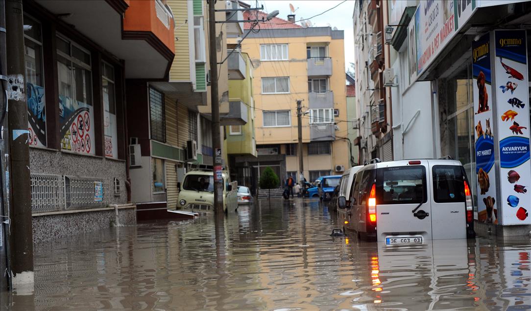 IZMIR'DE ETKILI OLAN SAGNAK YAGIS