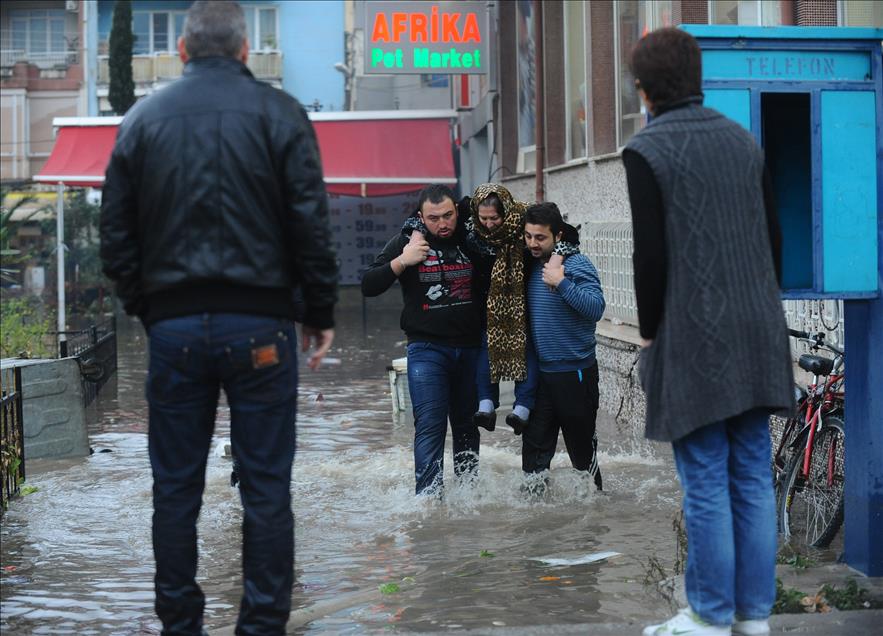 IZMIR'DE ETKILI OLAN SAGNAK YAGIS