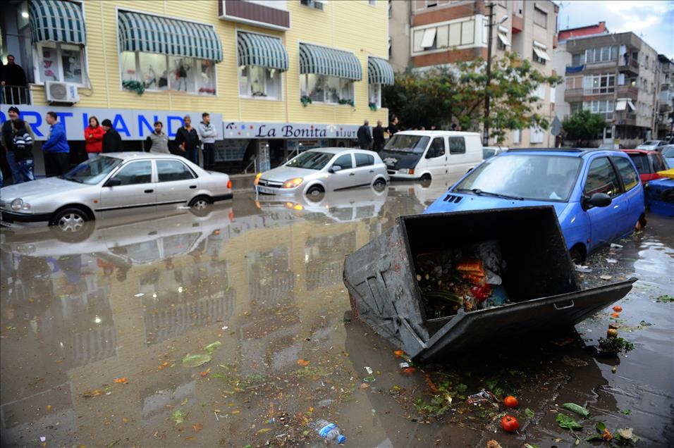 IZMIR'DE ETKILI OLAN SAGNAK YAGIS