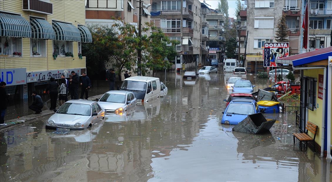 IZMIR'DE ETKILI OLAN SAGNAK YAGIS