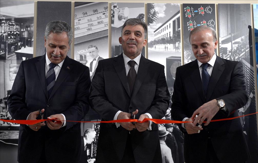 CUMHURBASKANI GUL, TRT'YI ZIYARET ETTI