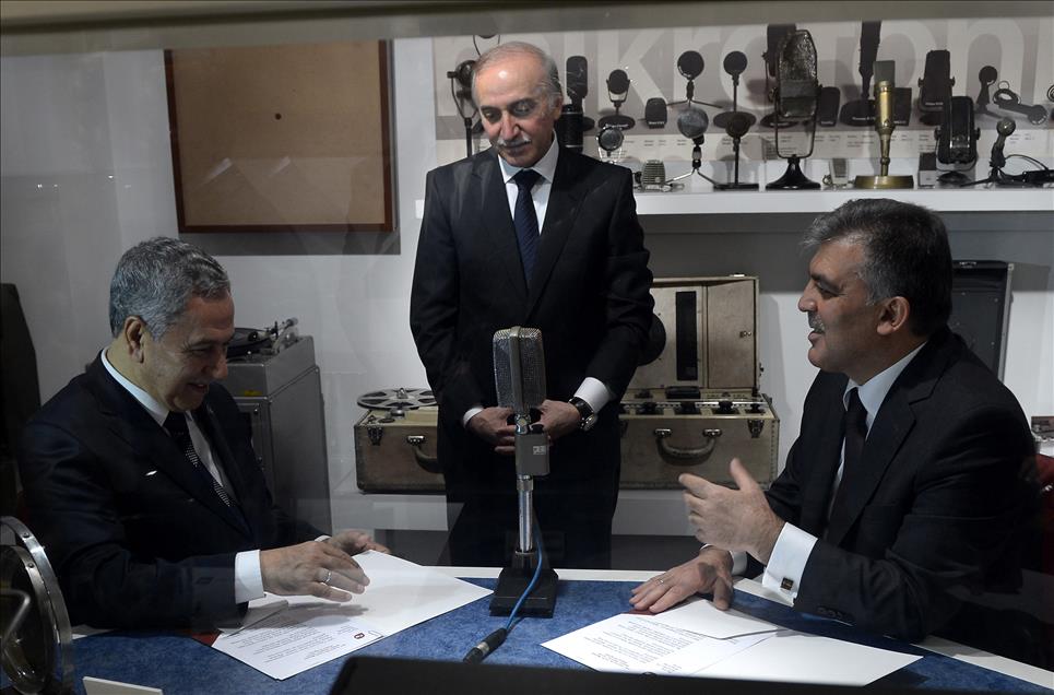 CUMHURBASKANI GUL, TRT'YI ZIYARET ETTI