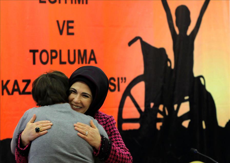 BASBAKAN ERDOGAN'IN ESI EMINE ERDOGAN, IZMIR'DE